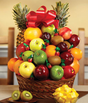 Fruit Gift Baskets on Fresh Fruit And Candy Gift Basket   Itsflowers Com